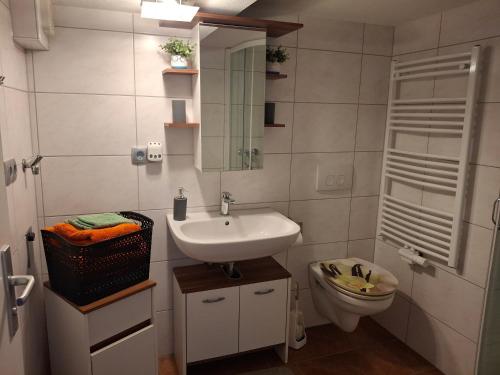Koupelna v ubytování Heikes kleines Souterrain Apartment