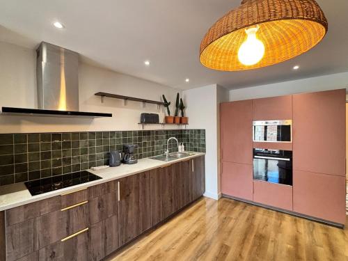 une cuisine avec un évier et un plan de travail dans l'établissement Pueblo Bonito Epinal avec Terrasse, à Épinal