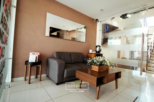 a living room with a couch and a table at A20 SUITE BLACK & WHITE para 1 a 2 personas, Especialistas en CORTAS, MEDIANAS Y LARGAS ESTANCIAS en IZCALLI TEPOTZOTLAN perfecto para Familias, Turistas, Contratistas, Estudiantes, Empresas A sólo 5 min Izcalli 5 min Esmeralda 20 min Satélite 25 min AIFA in Cuautitlán Izcalli
