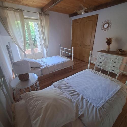 une chambre avec deux lits et une fenêtre dans l'établissement A Casuccia - Maison traditionnelle Corse avec piscine privée, à San-Nicolao