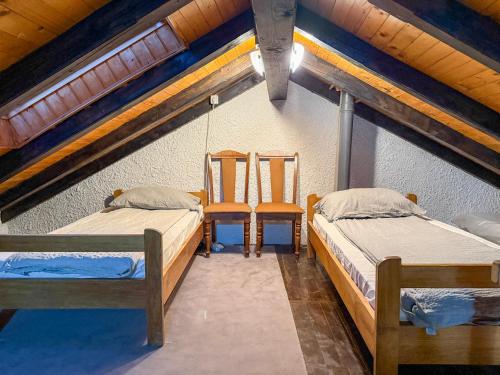 Ένα ή περισσότερα κρεβάτια σε δωμάτιο στο Voltera Apartments in Betina Old Town, with Parking Nearby