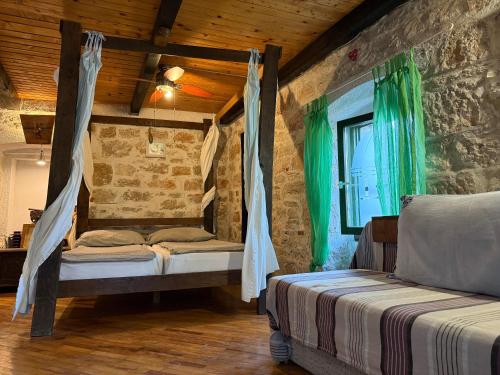 Ένα ή περισσότερα κρεβάτια σε δωμάτιο στο Voltera Apartments in Betina Old Town, with Parking Nearby