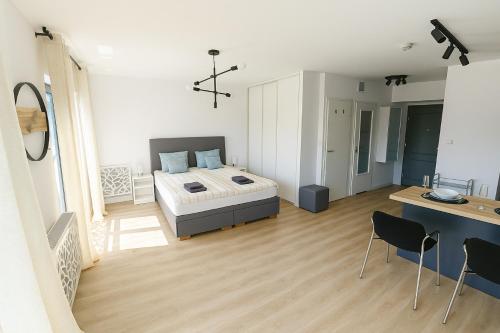 Posteľ alebo postele v izbe v ubytovaní Kayak Apartment