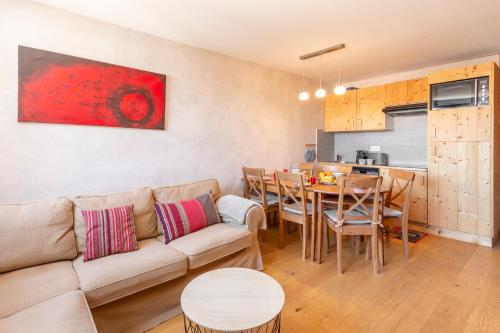 un salon avec un canapé et une table dans l'établissement Spacieux Rhodo, 5pers, wifi, local à ski, à Isola 2000