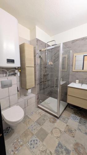 une salle de bain avec une douche, des toilettes et un lavabo dans l'établissement LE FIEF, Appartement à deux pas de la plage, à Port-la-Nouvelle