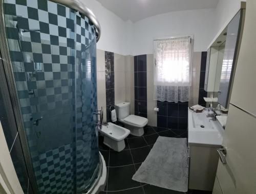 a bathroom with a sink and a toilet and a shower at Villa VVG in Koxhas