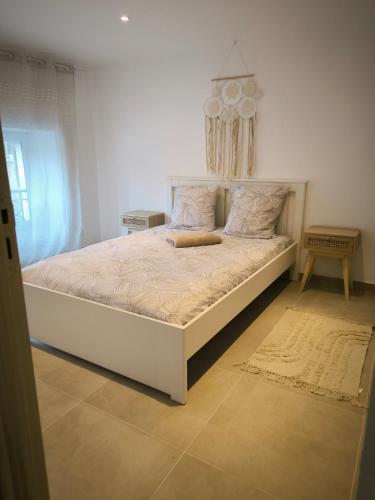 une chambre avec un grand lit dans une pièce dans l'établissement Appartement castellane, à Marseille