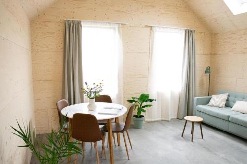 a living room with a table and a couch at NoSa Sleep, Sfeervol vakantiehuis in Grijpskerke in Grijpskerke