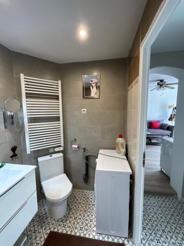 une salle de bain avec toilettes et lavabo dans l'établissement MAISON MODERNE ET CONFORTABLE - Proche de la mer - Arrivée autonome, à Canet