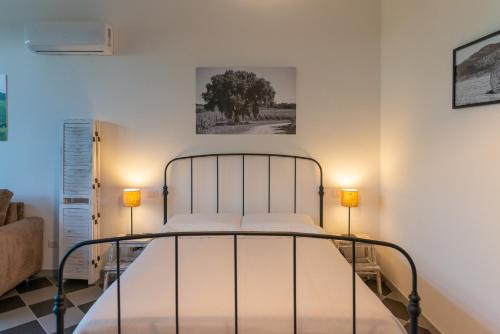 a bedroom with a bed with two lamps on it at AGRITURISMO 8e28 CAPALBIO in Nunziatella