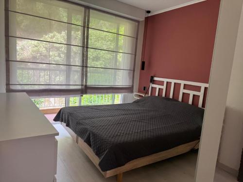 - une chambre avec un lit en face d'une fenêtre dans l'établissement Ania, à Menton