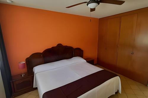 a bedroom with a bed and a ceiling fan at LA CASA de los RIVAS, AA, amplia, cómoda, céntrica in Tepic