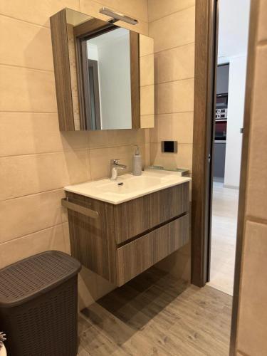 une salle de bain avec un lavabo et un miroir dans l'établissement Ania, à Menton