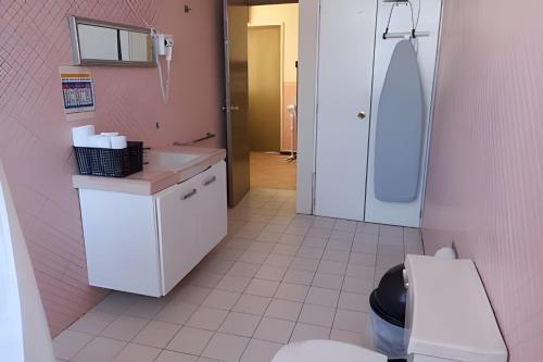 a pink bathroom with a sink and a shower at LA CASA de los RIVAS, AA, amplia, cómoda, céntrica in Tepic