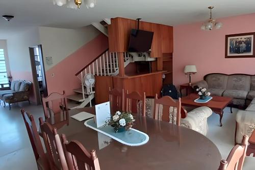 a dining room and living room with a table and chairs at LA CASA de los RIVAS, AA, amplia, cómoda, céntrica in Tepic