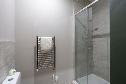 Ένα μπάνιο στο The Central Centenary, Leeds City Centre Apartments