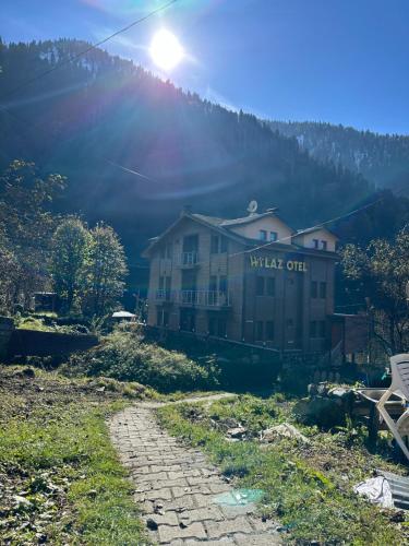 un edificio con un cartello che recita "selvaggio" di Ayder Haylaz otel a Çamlıhemşin