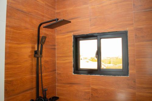 a shower in a bathroom with a window at Studio meublé in Pointe-Noire