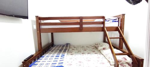 a bunk bed room with two bunk beds in a room at Suites e quartos próximo do aeroporto de Guarulhos in Guarulhos