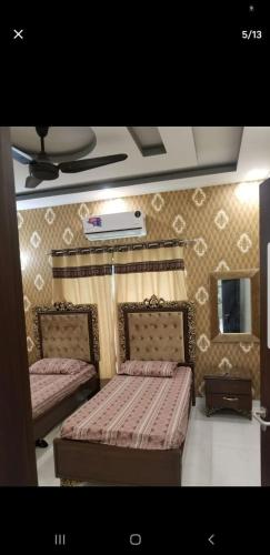 Katil atau katil-katil dalam bilik di Bahria town karachi villa