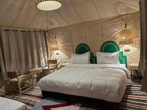 梅尔祖卡Amadjar Nomadic Tents的帐篷里有一张大床的卧室