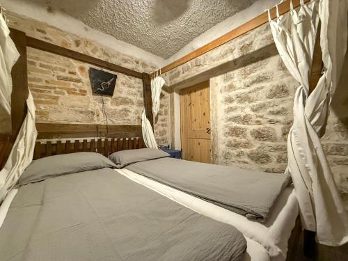 Ένα ή περισσότερα κρεβάτια σε δωμάτιο στο Voltera Apartments in Betina Old Town, with Parking Nearby