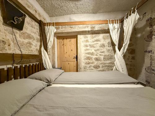 Ένα ή περισσότερα κρεβάτια σε δωμάτιο στο Voltera Apartments in Betina Old Town, with Parking Nearby