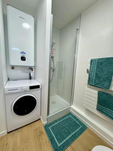 La salle de bains est pourvue d'un lave-linge et d'une douche. dans l'établissement Studio confort & calme avec piscine, à Mérignac