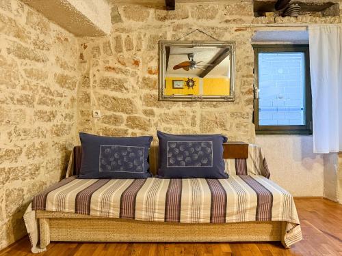 Ένα ή περισσότερα κρεβάτια σε δωμάτιο στο Voltera Apartments in Betina Old Town, with Parking Nearby