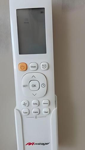 a remote control sitting on top of a wall at SUITE Clavel, AA, cocineta, baño privado, ubicació in Tepic
