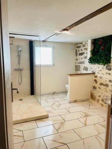 La salle de bains est pourvue d'une douche et d'une cabine de douche en verre. dans l'établissement Gîte de la Prairie de Thalamy 4 pers, à Thalamy