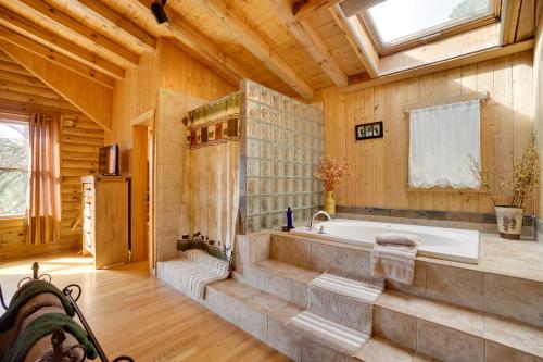 Vannituba majutusasutuses Picturesque Log Cabin in Estes Park 9 Mi to RMNP