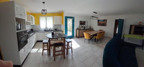 une cuisine et une salle à manger avec une table et des chaises dans l'établissement Plan-d'Aups ste baume, à La Celle-sous-Gouzon