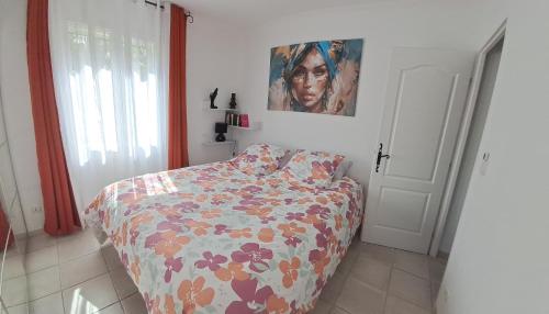 une chambre avec un lit et un tableau au mur dans l'établissement Plan-d'Aups ste baume, à La Celle-sous-Gouzon