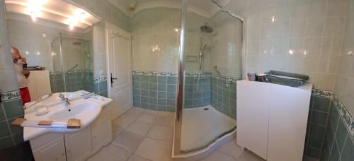 une salle de bain avec une douche et un lavabo et une douche dans l'établissement Plan-d'Aups ste baume, à La Celle-sous-Gouzon