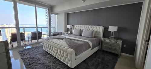 a bedroom with a large bed with a large window at Miami brickell condo ocean view in Miami