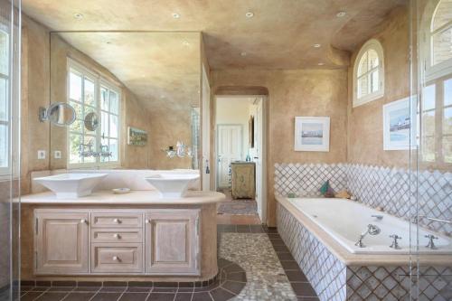 La grande salle de bains est pourvue de 2 lavabos et d'une baignoire. dans l'établissement La Bastide Vence, à Saint-Paul-de-Vence