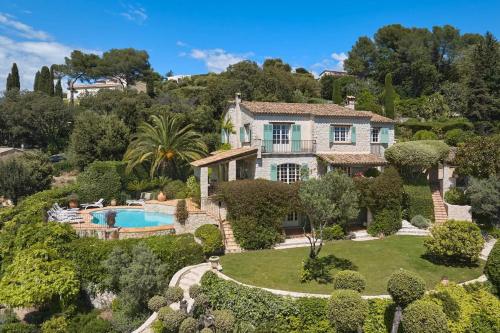 une vue aérienne d'une maison avec piscine dans l'établissement La Bastide Vence, à Saint-Paul-de-Vence