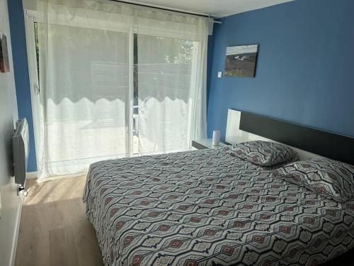 Posteľ alebo postele v izbe v ubytovaní Villa Family Surf sur un terrain arborée et clos, calme et repos