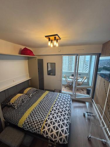 une chambre avec un lit et un balcon dans l'établissement Studio hyper centre de Rennes, à Rennes
