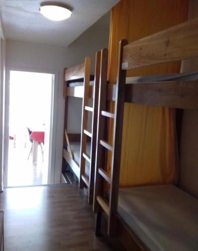 Cette chambre comprend 2 lits superposés et un couloir. dans l'établissement Gourette Euroneige Pied de piste - 6 personnes, à Eaux-Bonnes