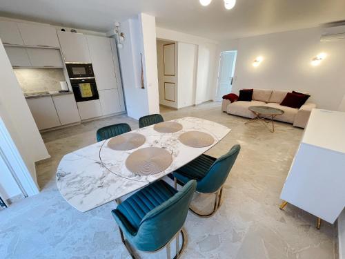 un salon avec une table et des chaises dans l'établissement Appartement de luxe climatisé, parking & 2 balcons, à Villefranche-sur-Mer