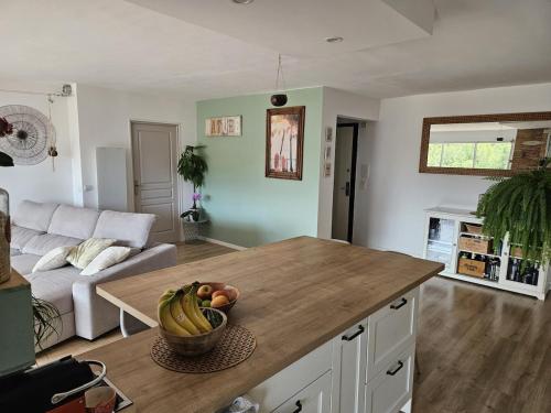 - une cuisine avec un bol de bananes sur une table dans l'établissement Entre mer et forêt T5- 100m2, à La Seyne-sur-Mer