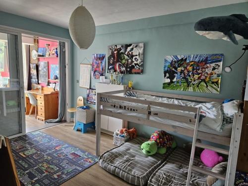 - une chambre pour enfants avec des lits superposés et une aire de jeux dans l'établissement Entre mer et forêt T5- 100m2, à La Seyne-sur-Mer
