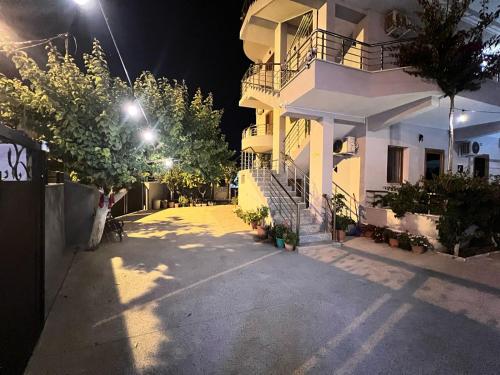 Το κτήριο όπου στεγάζεται  το ξενοδοχείο διαμερισμάτων