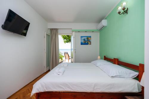 Ένα ή περισσότερα κρεβάτια σε δωμάτιο στο Beachfront rooms Adriatic with breakfast