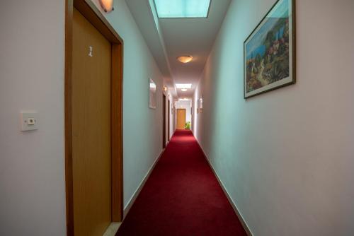 Φωτογραφία από το άλμπουμ του Beachfront rooms Adriatic with breakfast σε Podstrana