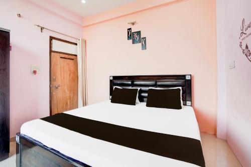 A bed or beds in a room at Hotel O Pankaj