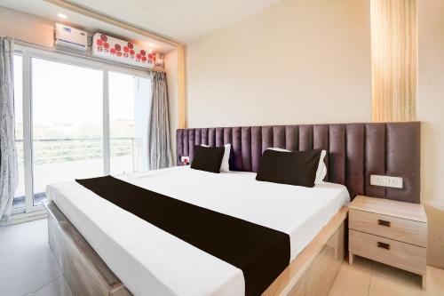 A bed or beds in a room at Hotel O Pankaj