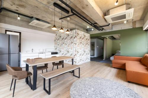 Una cocina y una sala de estar con una mesa y un sofá. en SLEEPLAB 神楽坂 -Kagurazaka-, en Tokio